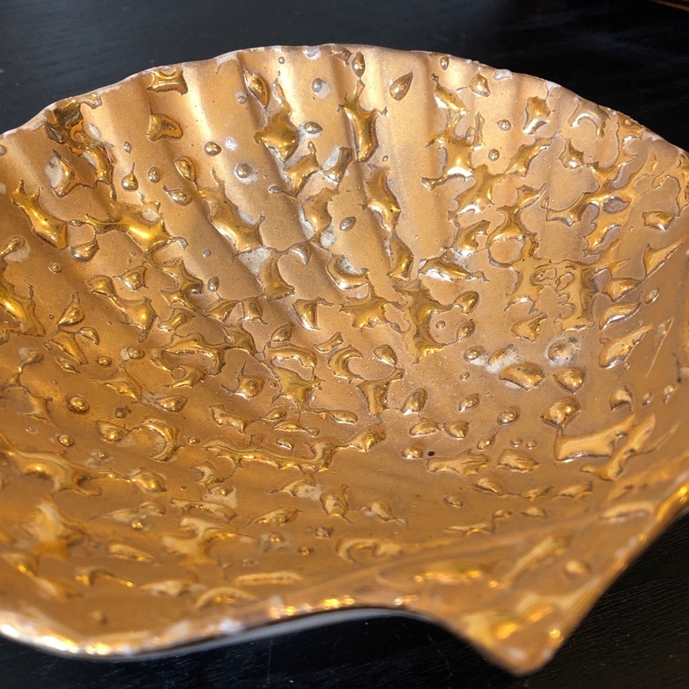Weeping Bright Gold Vintage 22K Gold Hand Decorated Seashell Trinket Dish - Picture 4 of 9